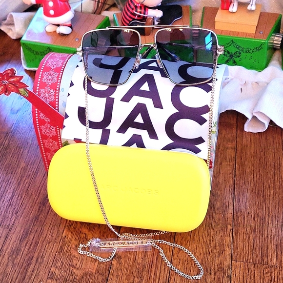 Marc Jacobs MJ 1091/ N/S 006J IB Gold with Gold Chain Sunglasses - Picture 8 of 10